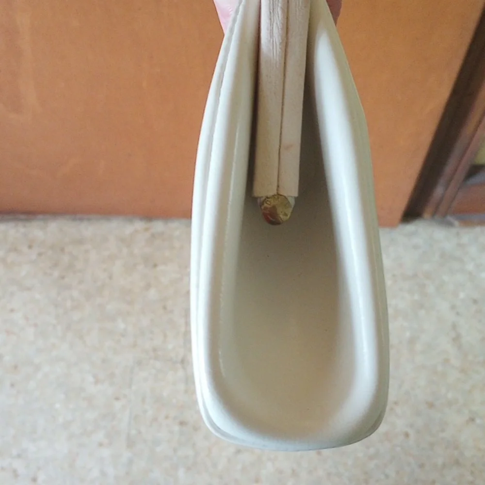 Vintage Cream Leather Clutch, Gold Hardware, Black Interior, Neutral. Leaf Clasp - Picture 4 of 4
